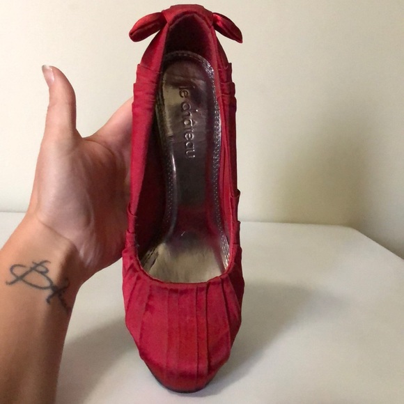 Bright red heels - Picture 3 of 3